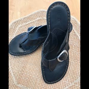 BORN Sz 8 Thong Sandal WEDGES